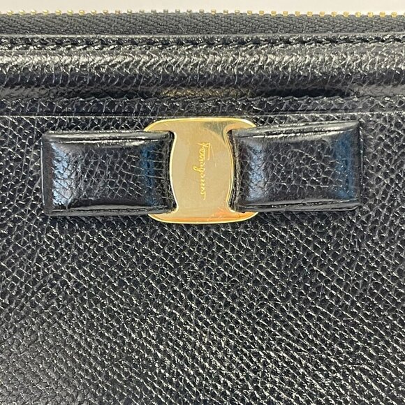 Ferragamo Vara Bow L-Zip Black Leather Wallet - Preowned - Picture 8 of 13